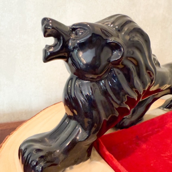 Vintage Mid-Century Black Pottery Lion Valet on Ceramic Ivory Base - Picture 2 of 8